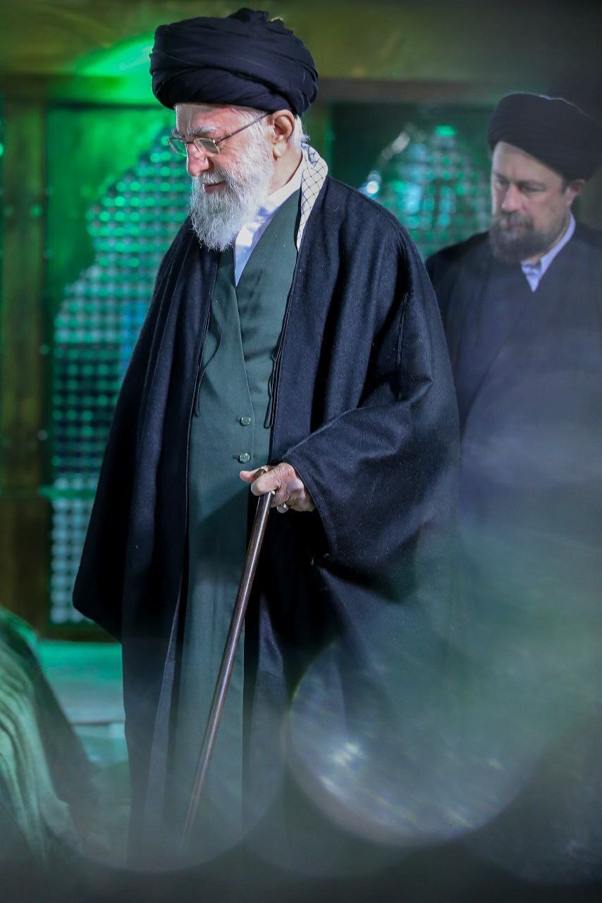 رهبر انقلاب اسلامی در مرقد امام خمینی (ره) و گلزار شهدا حضور یافتند