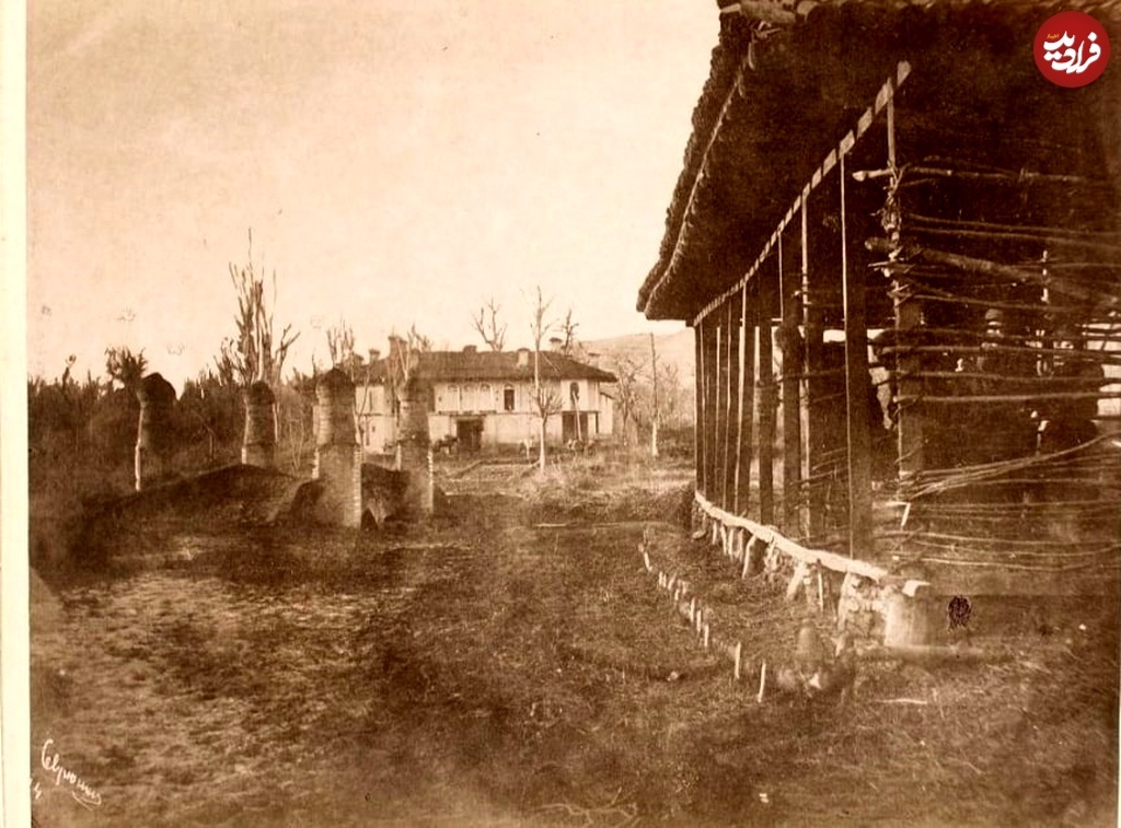 (تصاویر) سفر به عصر قاجار؛ چاپارخانۀ رشت، حمّام تهران، قهوه‌خانۀ اصفهان