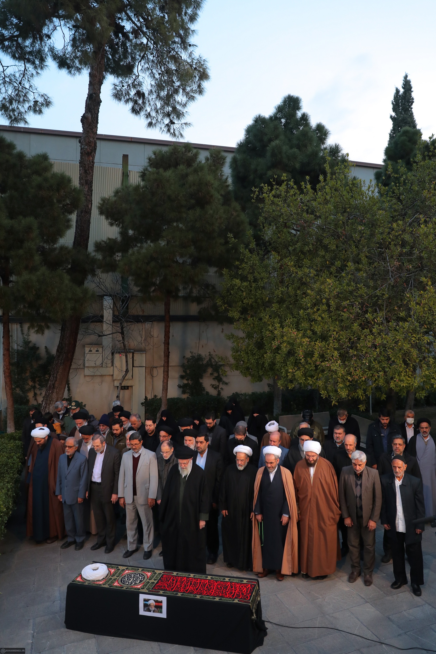 اقامه نماز رهبر انقلاب بر پیکر آیت‌الله امامی‌کاشانی