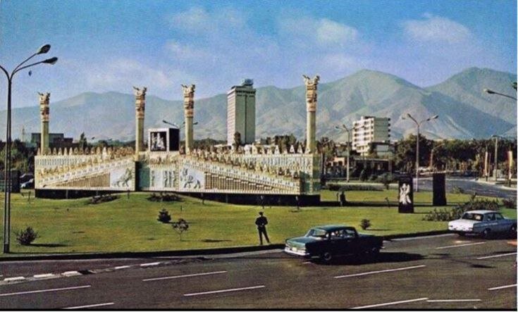 (تصاویر) تخت جمشید وسط میدان ونک تهران؛ ۵۲ سال قبل