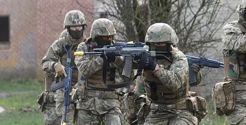 درون اردوگاه‌های آموزشی مخفی بریتانیا برای جنگ با روسیه چه می‌گذرد؟