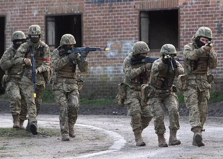 درون اردوگاه‌های آموزشی مخفی بریتانیا برای جنگ با روسیه چه می‌گذرد؟