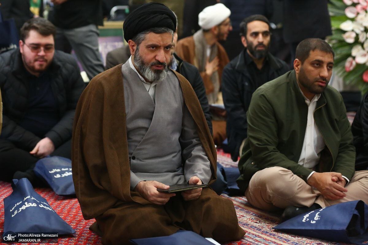 (عکس) تصویری جدید از فرزند رهبر انقلاب در میان مردم