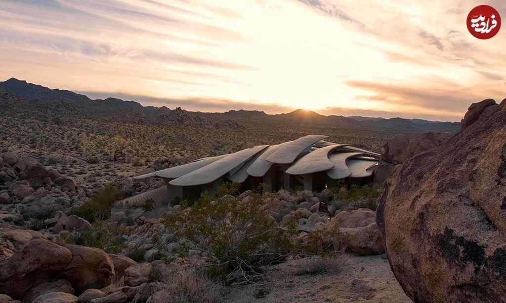 (تصاویر) خانه‌ای شگفت‌انگیز که مثل جانوری وحشی در صحرا کمین کرده است