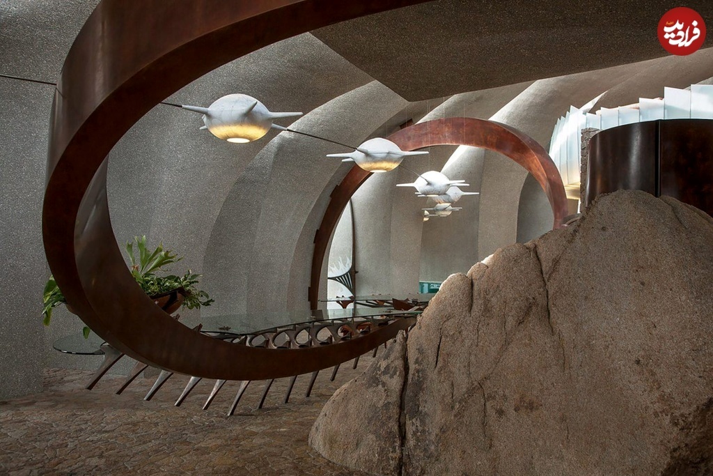 (تصاویر) خانه‌ای شگفت‌انگیز که مثل جانوری وحشی در صحرا کمین کرده است