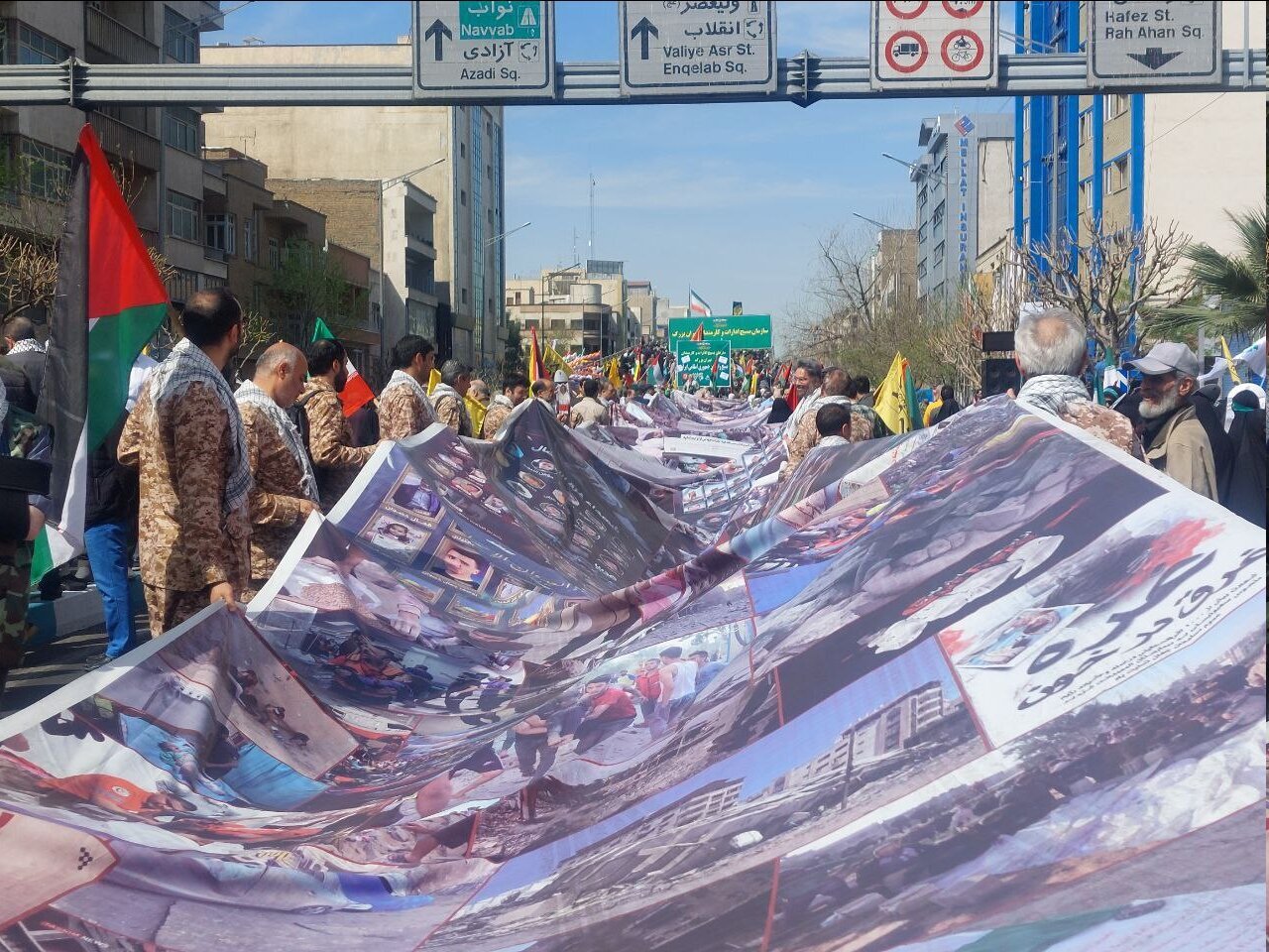 (عکس) کفن پوش‌ها به خیابان‌های پایتخت آمدند /تشییع نمادین پیکر کودکان غزه//