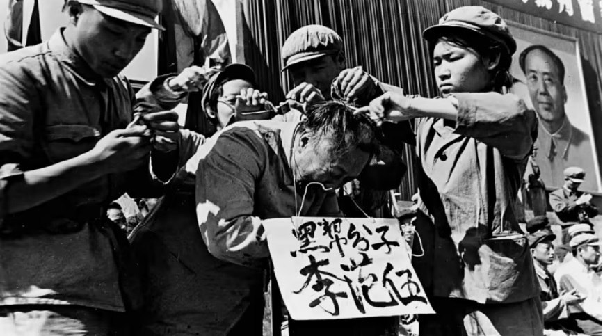 دوره‌ای که تحقیر خیابانی «دشمتان طبقاتی» به سرگرمی مردم چین تبدیل شده بود/