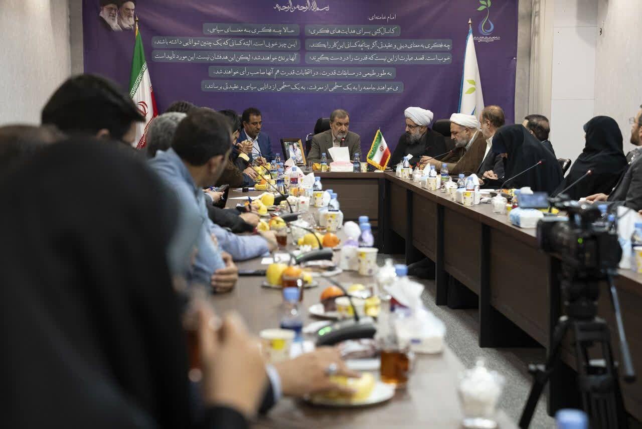 (عکس) محسن رضایی در جمع اعضای شریان
