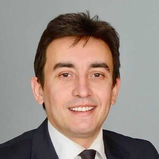 عصر خطر؛ نظم جهانی در حال فروپاشی است، زیرا قدرت‌های بزرگ در جنگ‌های متعدد جانب یکی از طرفین منازعه را می‌گیرند/ تنزل جایگاه دمورکراسی‌های غربی از کرسی امپراتوری به عرصه گلادیاتوری/ امریکا فاقد منابع ضروری برای ارائه یک ایده از نظم جهانی است/ مسئولان امریکایی هر روز نشان می‌دهند که کاملا ناتوان از درک دیدگاه‌های مختلف هستند/ شاید ما در حال حاضر در یک جنگ جهانی هستیم