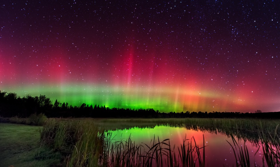 چرا رنگ شفق قطبی در نقاط مختلف زمین متفاوت است؟