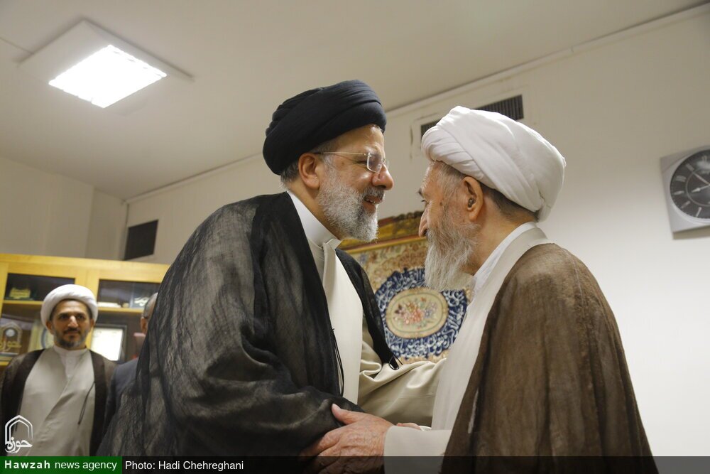 (عکس) بوسه رئیسی به سر یک مرجع تقلید