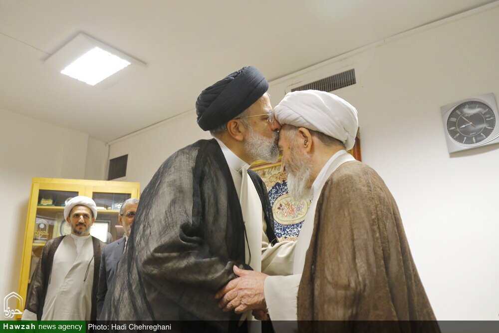 (عکس) بوسه رئیسی به سر یک مرجع تقلید