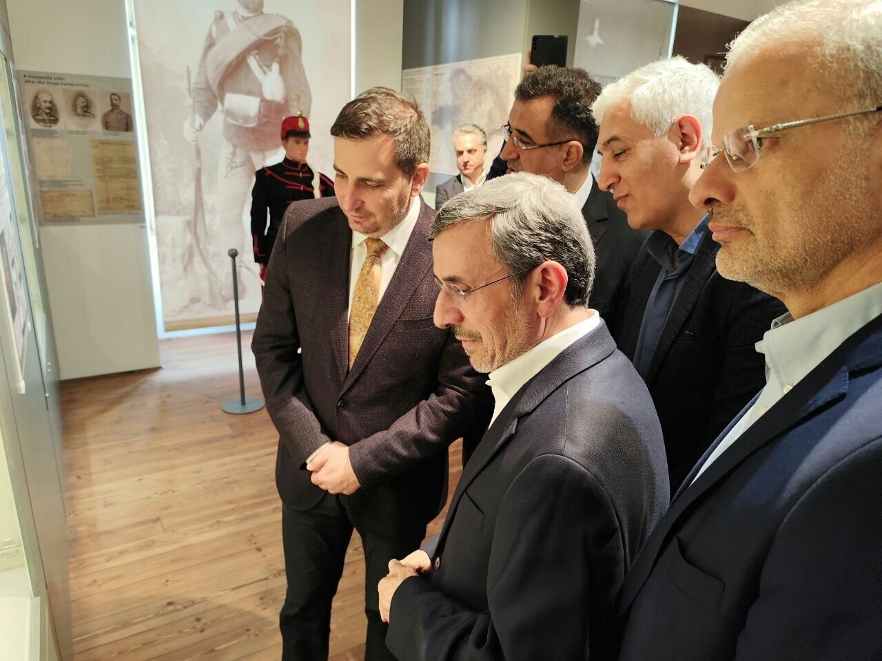 محمود احمدی نژاد در خارج از کشور چه می‌کند؟