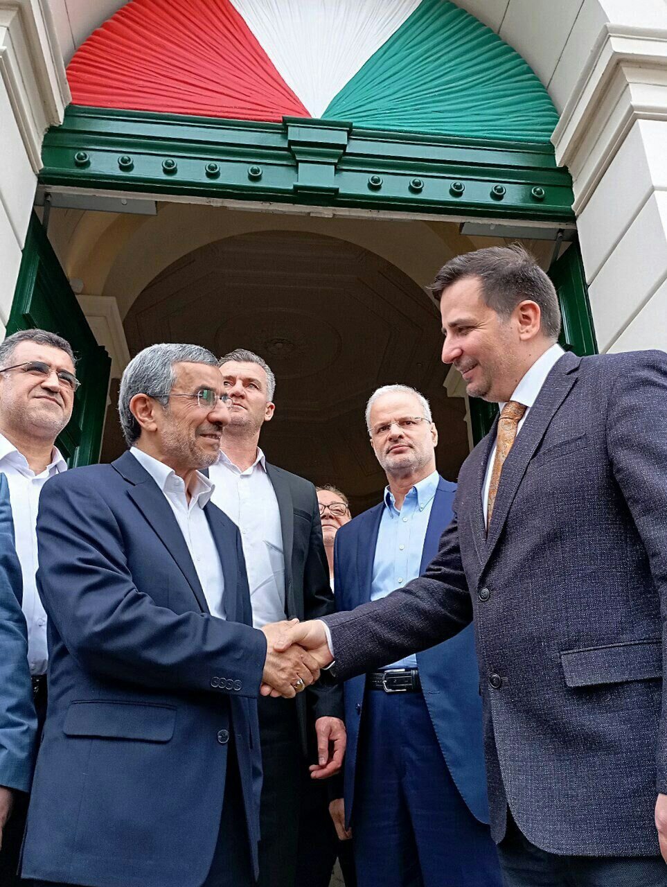 محمود احمدی نژاد در خارج از کشور چه می‌کند؟