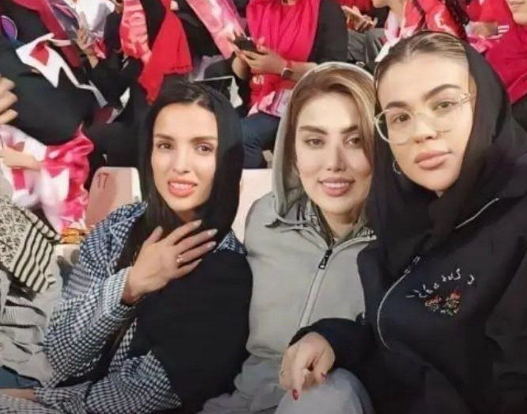 (عکس) همسران ۳ بازیکن پرسپولیس در ورزشگاه آزادی