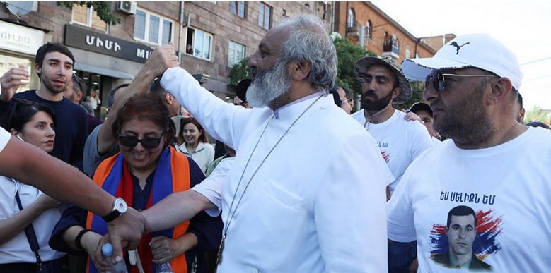 در غیاب اپوزیسیون سیاسی بادوام کلیسا، ابتکارعمل سیاسی را در ارمنستان به دست گرفت/ آیا باگرات گالستانیان به آیت‌الله خمینی ارمنستان تبدیل خواهد شد؟/ چگونه یک اسقف اعظم رهبری اپوزیسیون ارمنستان را در دست گرفت؟/ بعید است در ارمنستان حکومت دینی تاسیس شود/ اگر پاشینیان از قدرت برکنار شود، دولت بعدی ارمنستان محافظه‌کار و ملی‌گرا خواهد بود/ (مرتبط با تحولات و اخبار روز)//// ویرایش شده