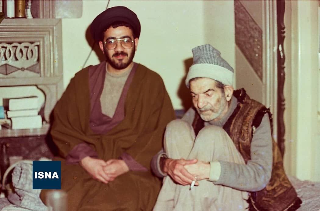 (تصویر) عکس کمتر دیده شده از آیت‌الله شهید آل هاشم امام جمعه تبریز در منزل استاد شهریار