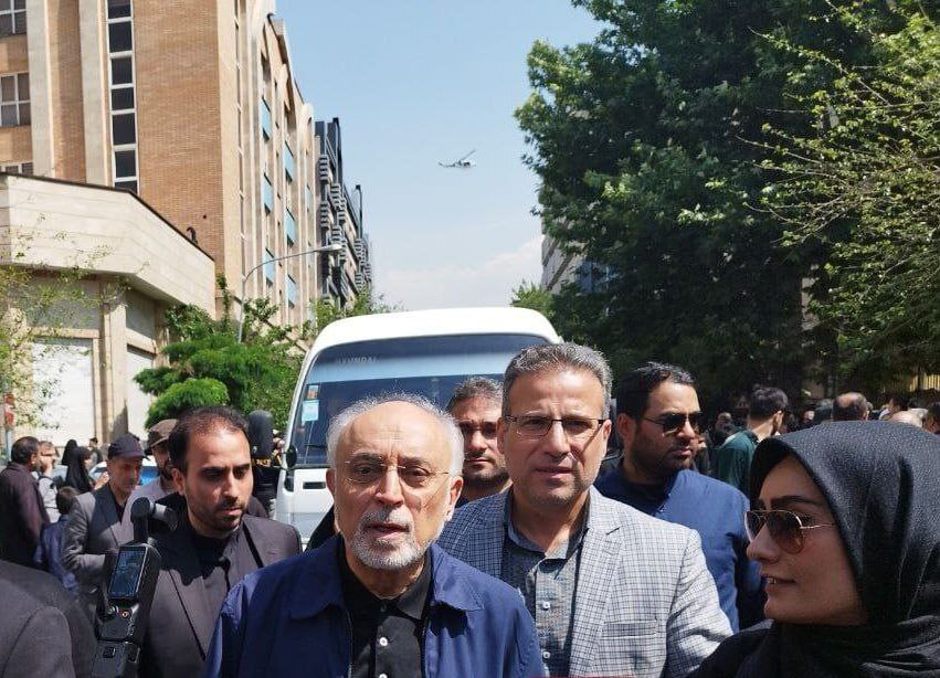 حضور علی‌اکبر صالحی در مراسم تشییع پیکر رئیس‌جمهور و همراهانش