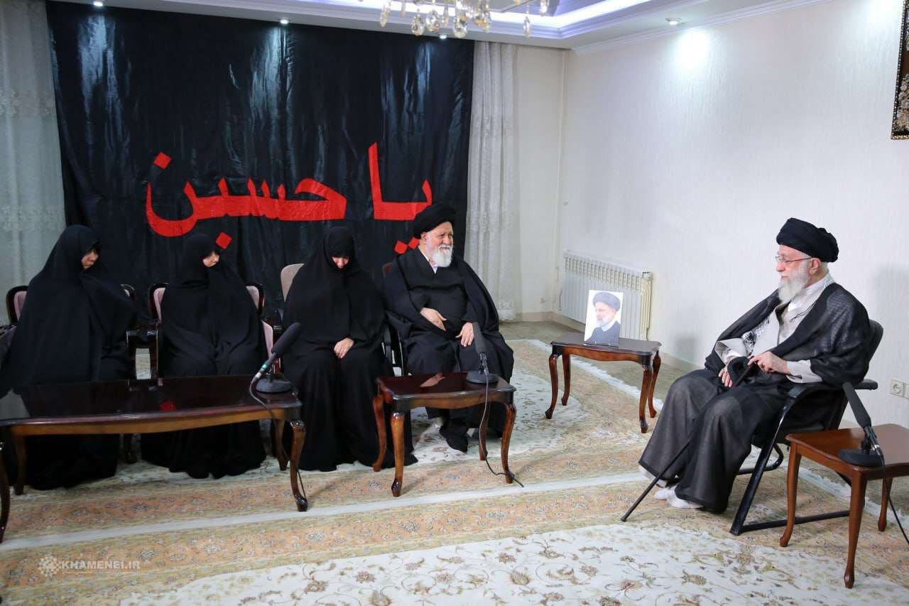 حضور رهبر انقلاب در منزل شهید رئیسی