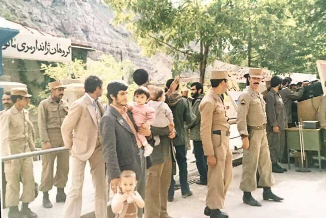 تصویری قدیمی از محمود احمدی‌نژاد و فرزندان خردسالش در سال ۶۱؛ خبری از کاپشن نبود!