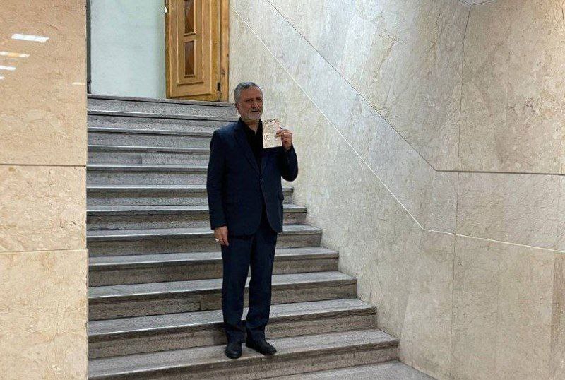 (ویدئو) ورود صولت مرتضوی، وزیر کار و تعاون به وزارت کشور برای ثبت‌نام در انتخابات