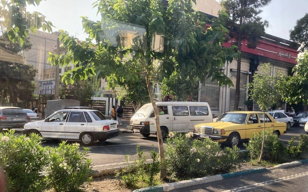(عکس) ماشین عجیب خداداد عزیزی در خیابان‌های تهران