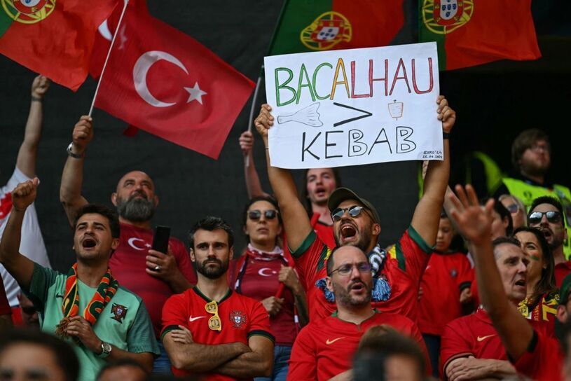 کری‌خوانی با طعم غذا در یورو ۲۰۲۴؛ هواداران ترکیه و پرتغال، خوراکی‌های خود را به رخ کشیدند!