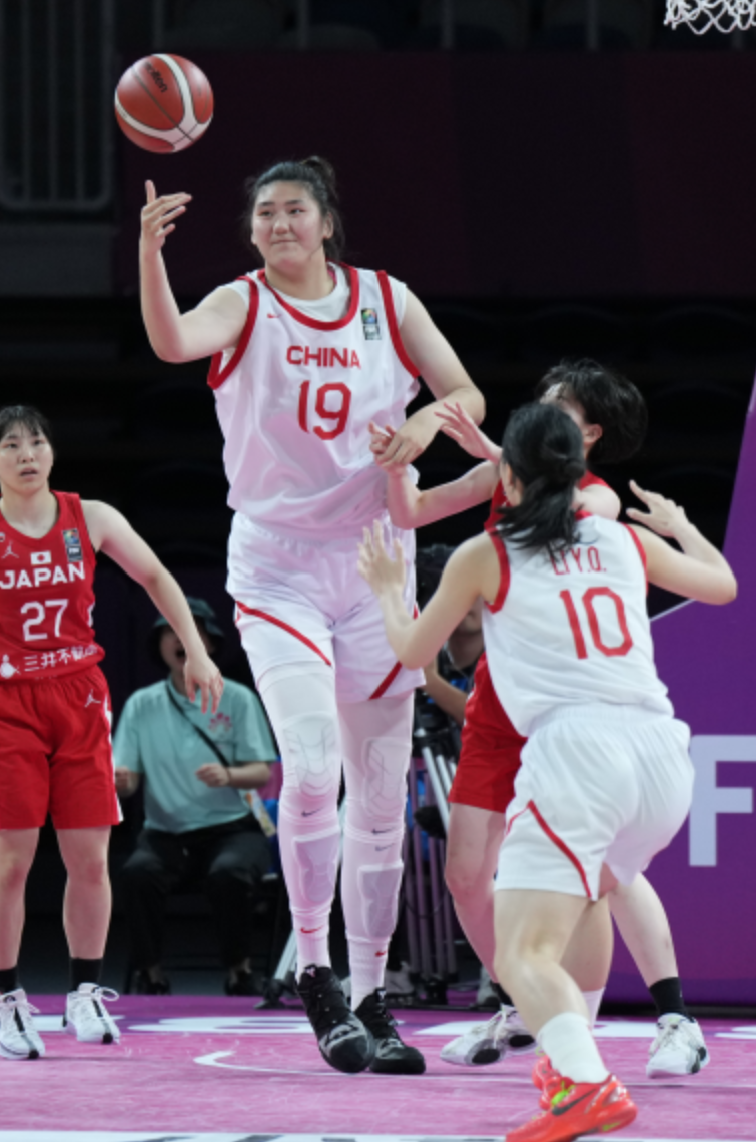 بسکتبالیست نوجوان با ۲ متر و ۱۳ سانتی متر بلندقد‌ترین زن جهان