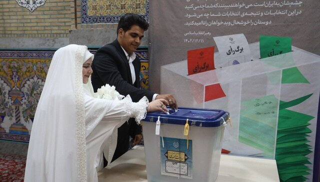 (عکس) ازدواج با تم انتخابات