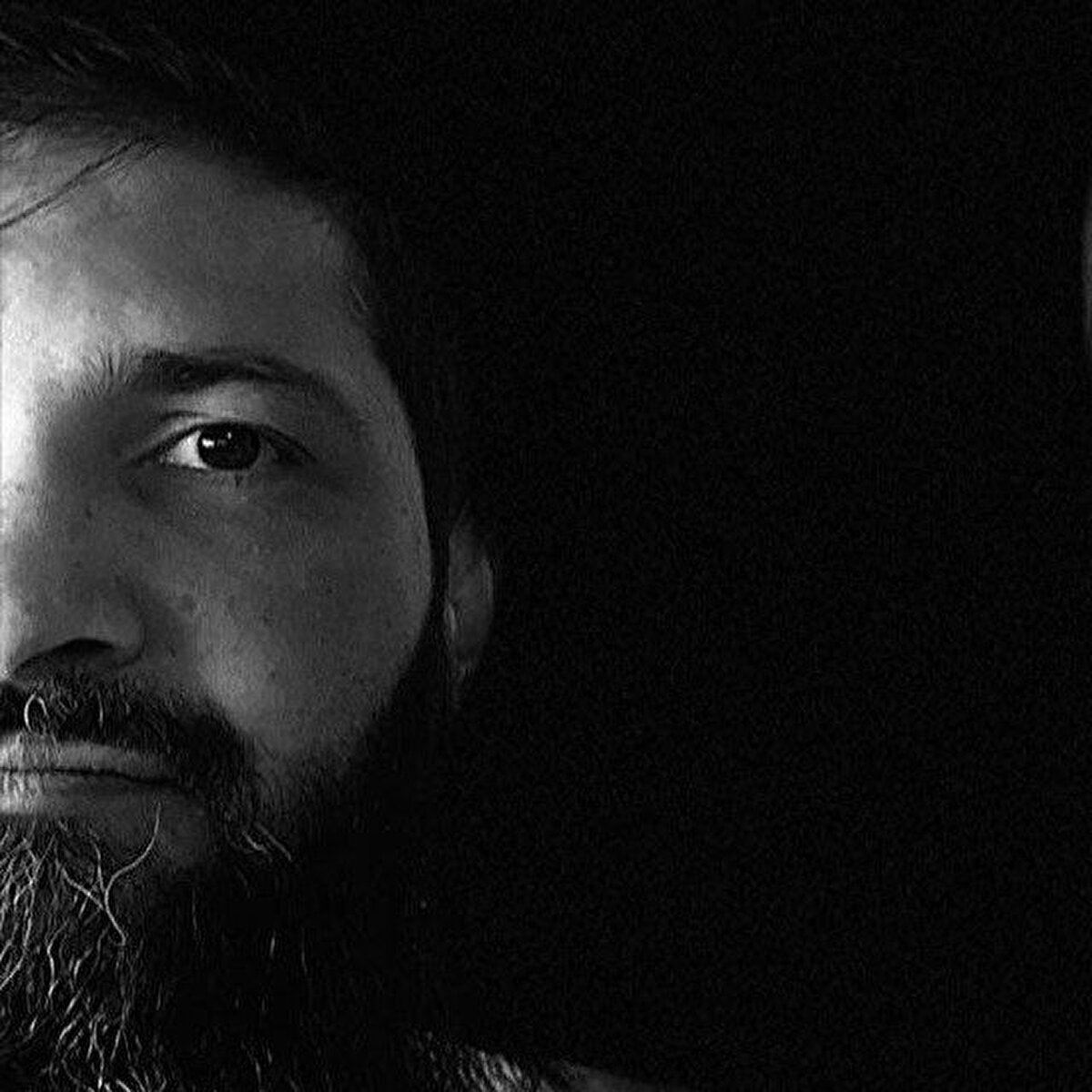 دربرابرت خودم رو پر می‌کنم از فرار نکردن؛‌ای مرگ