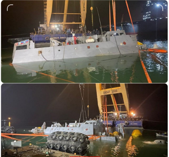 (تصویر) ناوشکن نیروی دریایی ارتش از آب بیرون آمد