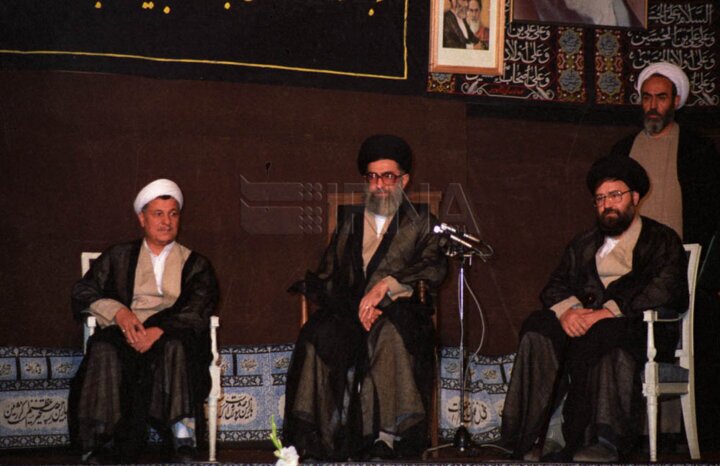 نگاهی به مراسم تنفیذ حکم ۸ رئیس جمهور ایران؛ از غیبت‌های حاشیه‌ساز تا برگزاری مراسم در بیمارستان