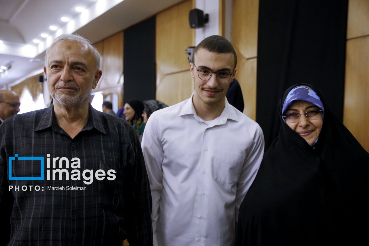 (تصویر) عکسی از معاون زنان دولت رئیسی در کنار همسر و فرزندش در روز خداحافظی با پاستور