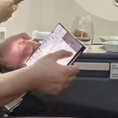 (تصاویر) خبرسازی گوشی عجیب در دست مدیرعامل هواوی