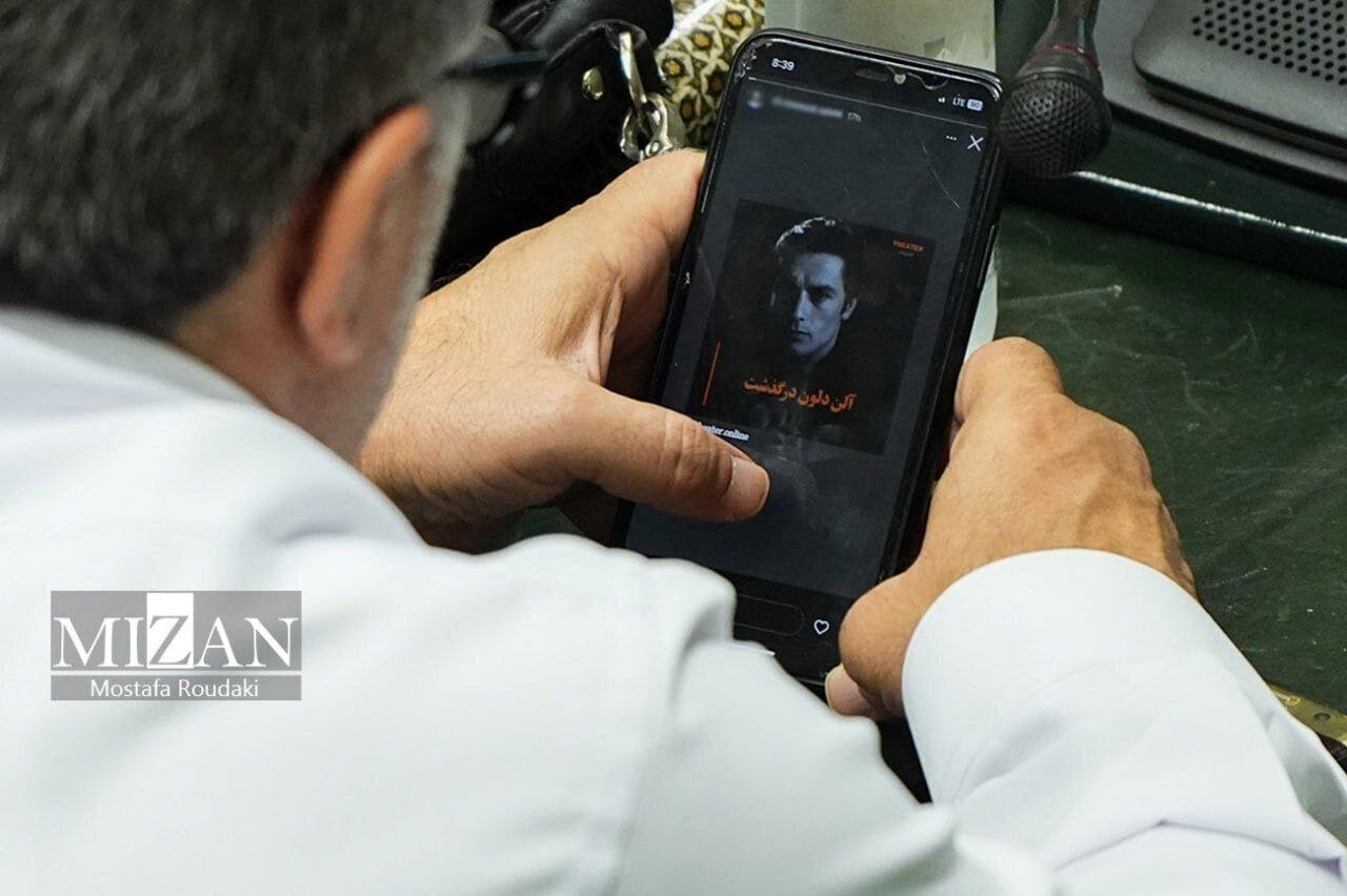 (تصویر) آلن دلون روی صفحه موبایل آقای نماینده