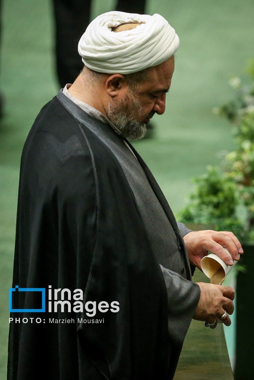تصویری پربیننده از نسکافه خوردن رسایی در مجلس