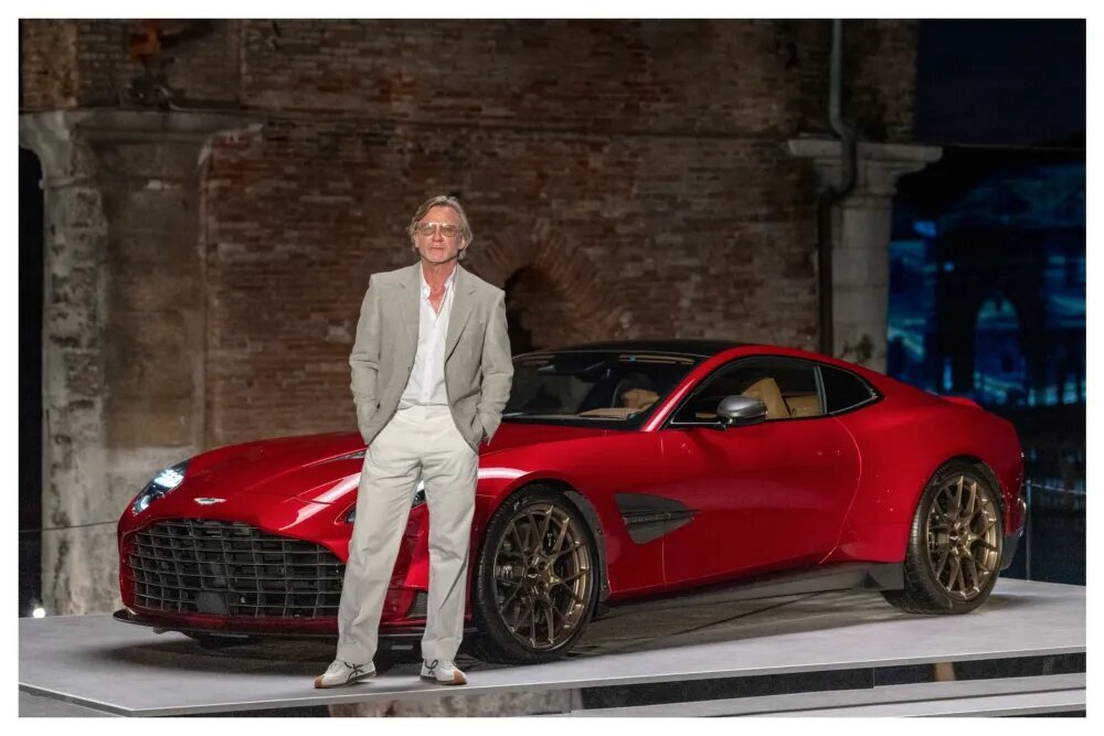 (تصویر) ستاره‌های سینما کنار این ماشین ۱۲ سیلندر صف کشیدند