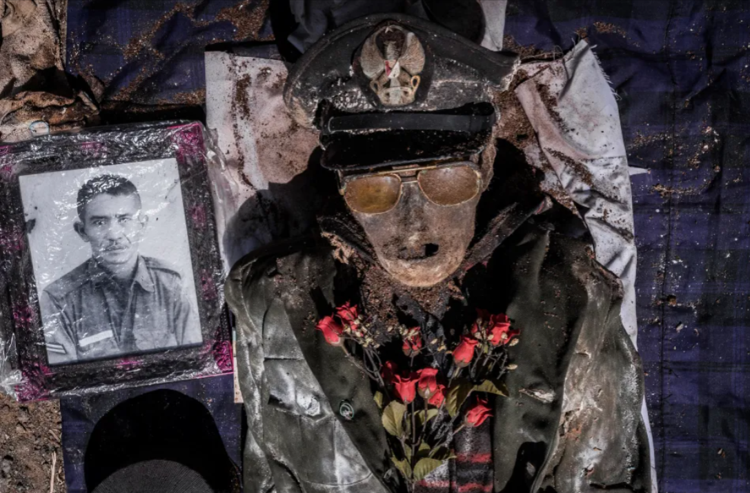 بازگشت مردگان؛ قبیله‌ای که جنازه‌ها را از قبر بیرون آورده و سیگار لب دهانشان می گذارند/ خوانده شد