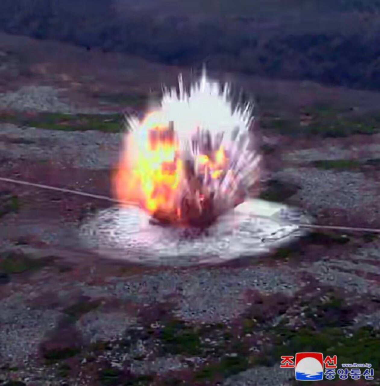 (تصویر) موشک بالستیک با سر جنگی ۴.۵ تُنی به هدف خورد