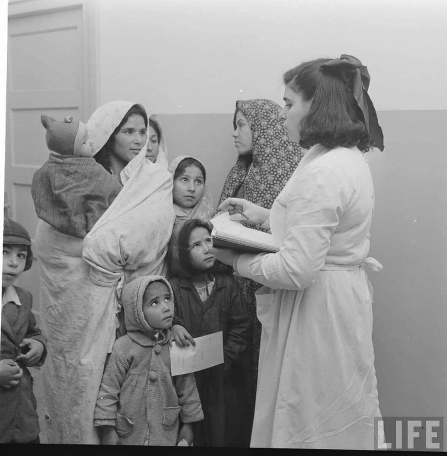 (تصویر) پرستار و بیماران در درمانگاهی متعلق به دهه ٢٠ شمسی