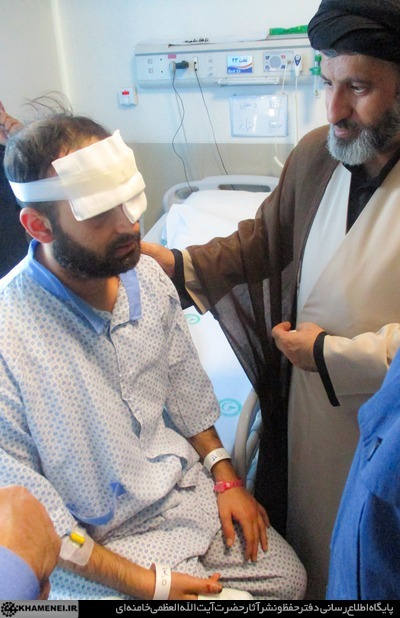(تصاویر) عیادت فرزندان رهبر انقلاب از مجروحان لبنانی و رزمندگان حزبالله (تصاویر) عیادت فرزندان رهبر انقلاب از مجروحان لبنانی و رزمندگان حزبالله