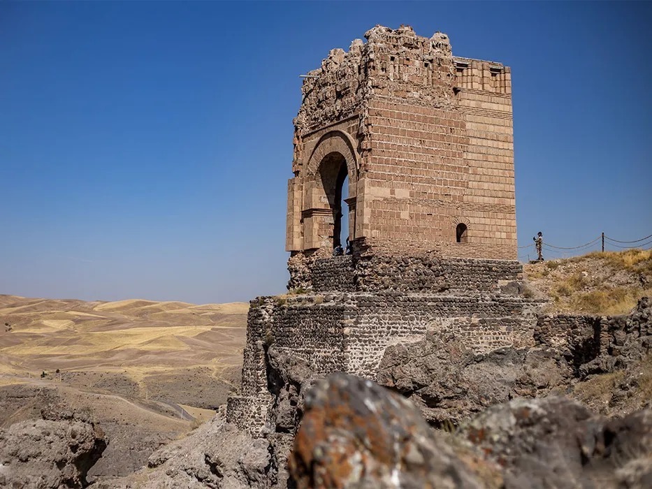 (تصاویر) قلعه ضحاک؛ سفری به قلب تاریخ و فرهنگ هشترود (تصاویر) قلعه ضحاک؛ سفری به قلب تاریخ و فرهنگ هشترود