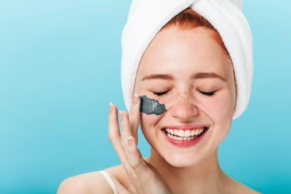 طرز استفاده از اسکراب صورت به صورت گام به گام