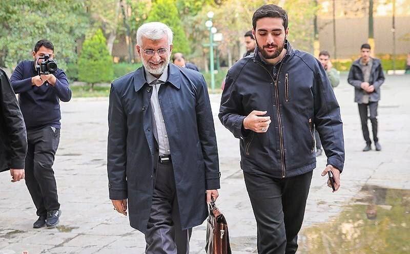 (تصویر) عکس برهم زننده سخنرانی پزشکیان در کنار سعید جلیلی