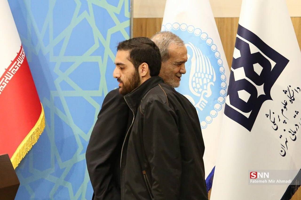 (تصویر) عکس برهم زننده سخنرانی پزشکیان در کنار سعید جلیلی