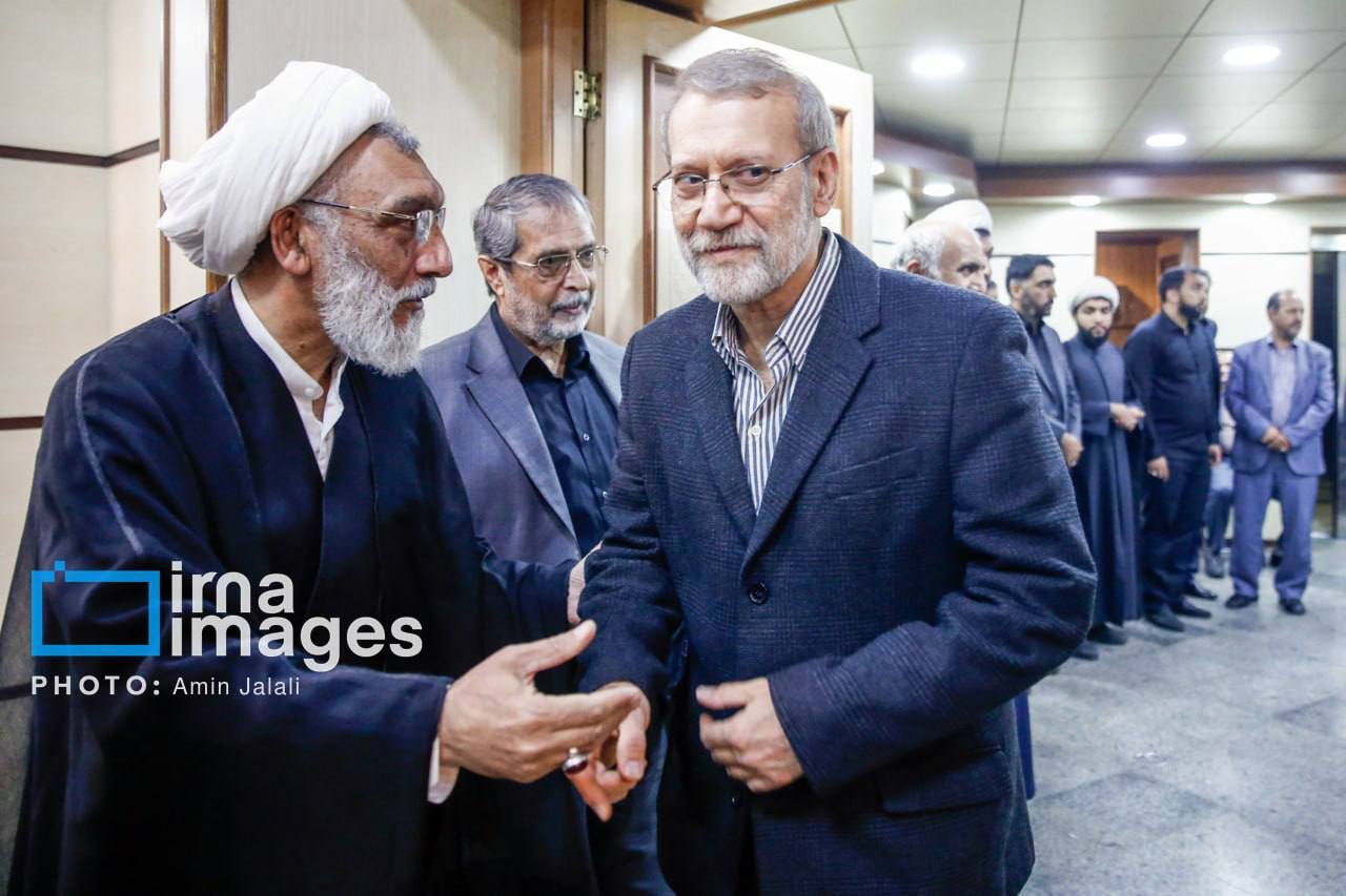 تصویر جالب از علی لاریجانی و مصطفی پورمحمدی در مراسم ترحیم حبیب‌الله پورمحمدی