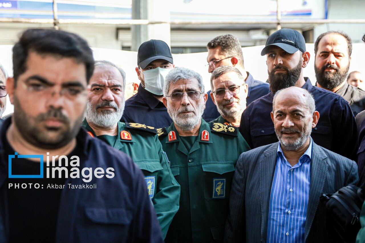 تصاویری از سردار قاآنی در حلقه محافظان در مراسم تشییع شهید نیلفروشان