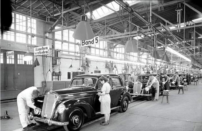 خط تولید مرسدس بنز در آلمان ۷۰ سال قبل (تصویر)