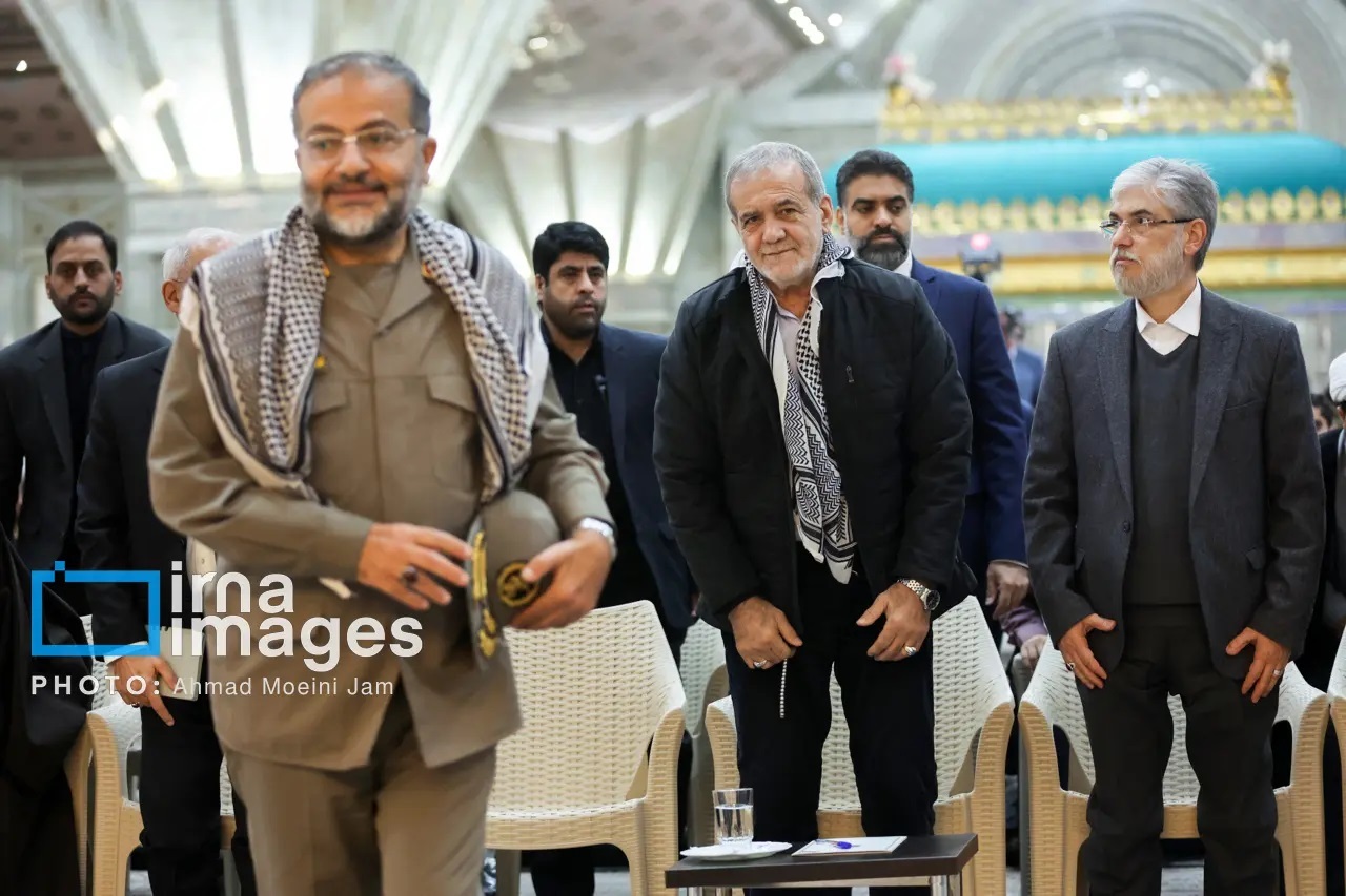 (تصویر) تیپ جدید مسعود پزشکیان در جمع بسیجیان