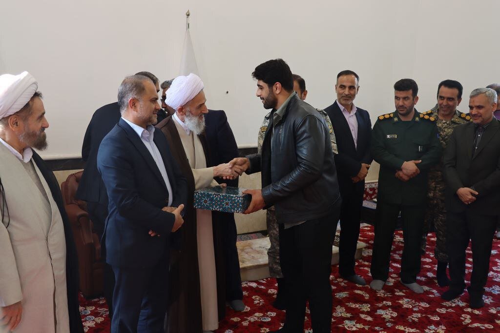 (عکس) جدیدترین تصویر از حسن یزدانی با کتف بند و دست بسته!